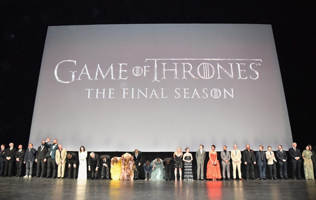 Photographie d'un écran géant avec écrit game of Thrones et avec les acteurs alignés devant celui-ci.