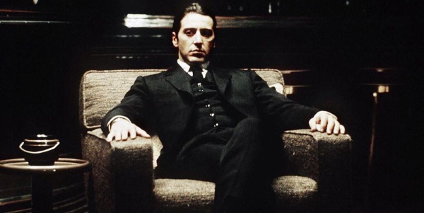 Michael Corleone assis dans un fauteuil.