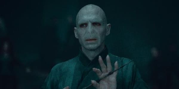 Voldemort tenant une baguette magique à la main.