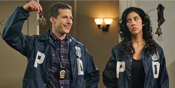 Jake agitant des clés dans la série Brooklyn Nine nine.