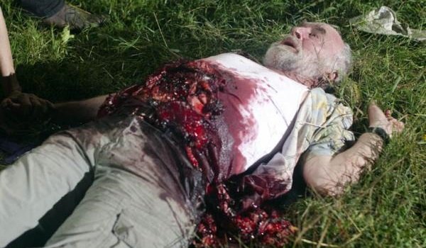 Dale mort, le ventre ouvert.