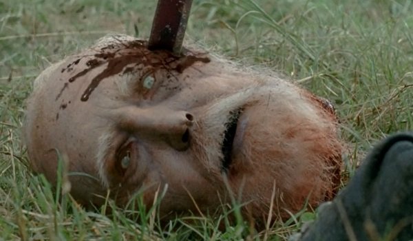 la tête d'Hershel en zombie avec une épée dans front.