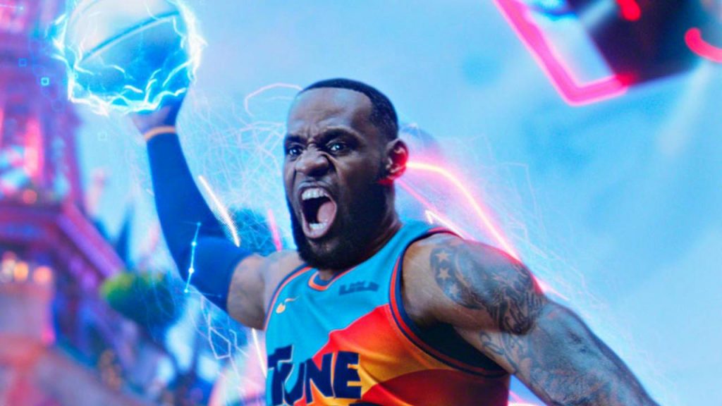LeBron James en plein action dans le film Space jam : un nouvel héritage.