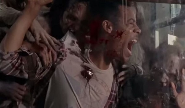 Noah se fait attaquer par des zombies.