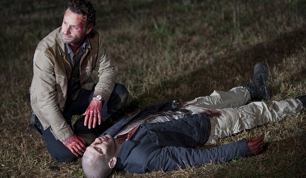 Shane mort, allongé sur le sol.