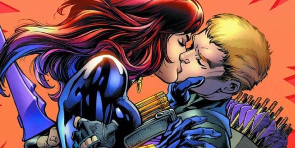 Black widow embrasse l'archer Hawkeye.