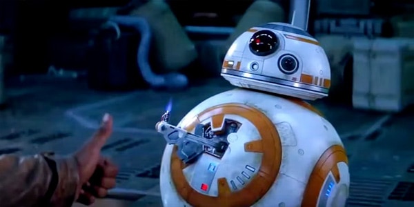 Le droide BB8 sort un gadget. Le droide de Star wars peut faire une flamme.