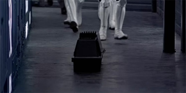 Un des droides Star Wars MSE 6 est en train de suivre des Stormtroopers.